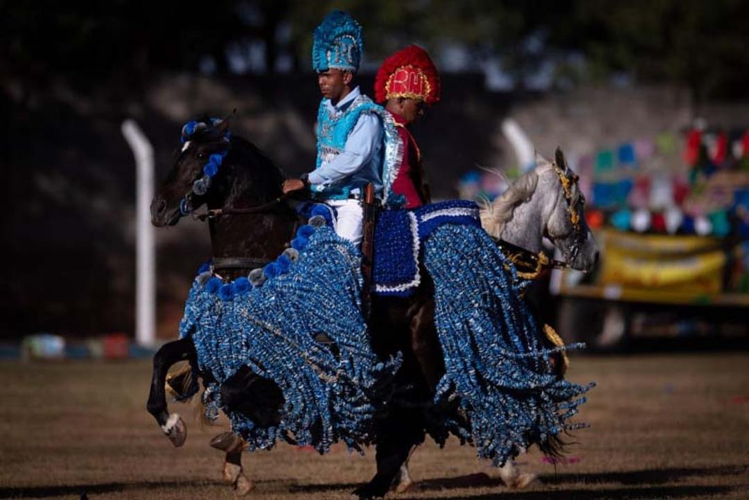 سوارکاران در جشنواره کاوالهادا (Cavalhada festival) در برزیل