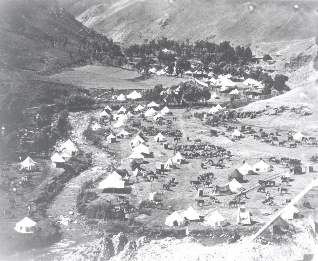 اردو خدمه در مبارک آباد در عکس آلبوم خانه کاخ گلستان؛ منبع عکس: آلبوم خانه کاخ گلستان. عکاس: نامشخص