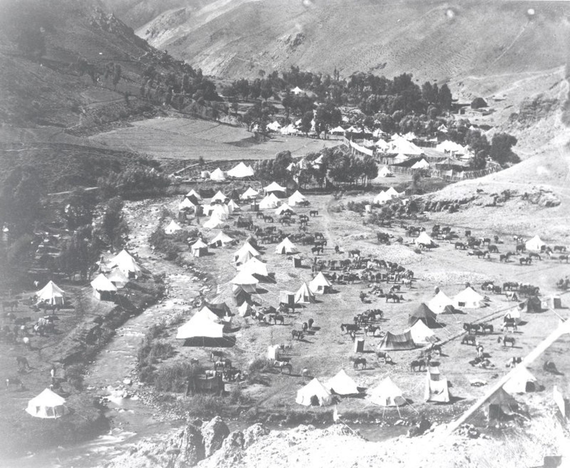 اردو خدمه در مبارک آباد در عکس آلبوم خانه کاخ گلستان؛ منبع عکس: آلبوم خانه کاخ گلستان. عکاس: نامشخص