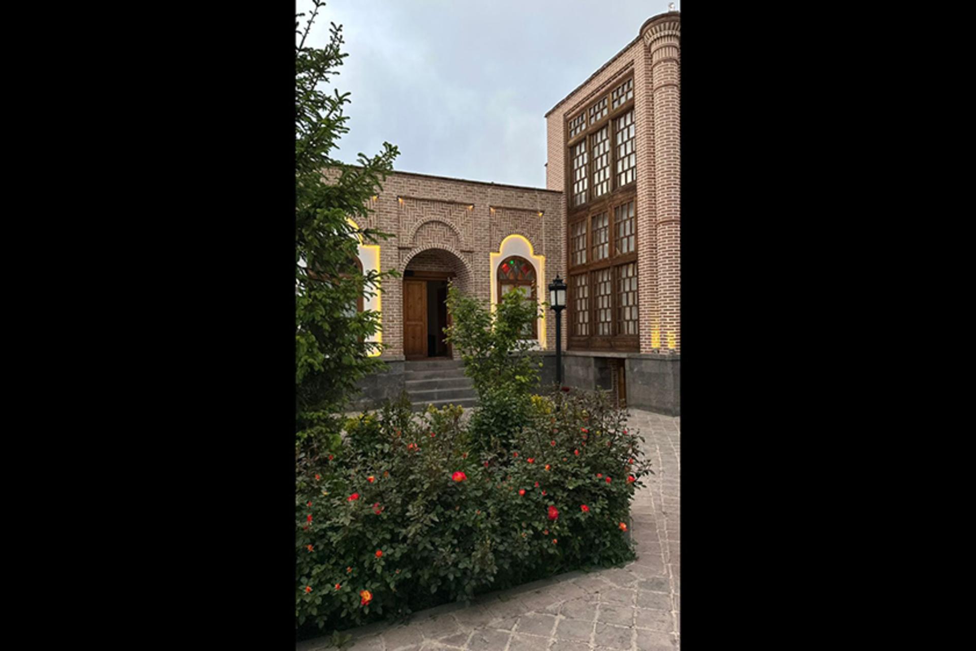 حیاط خانه تاریخی صادقی