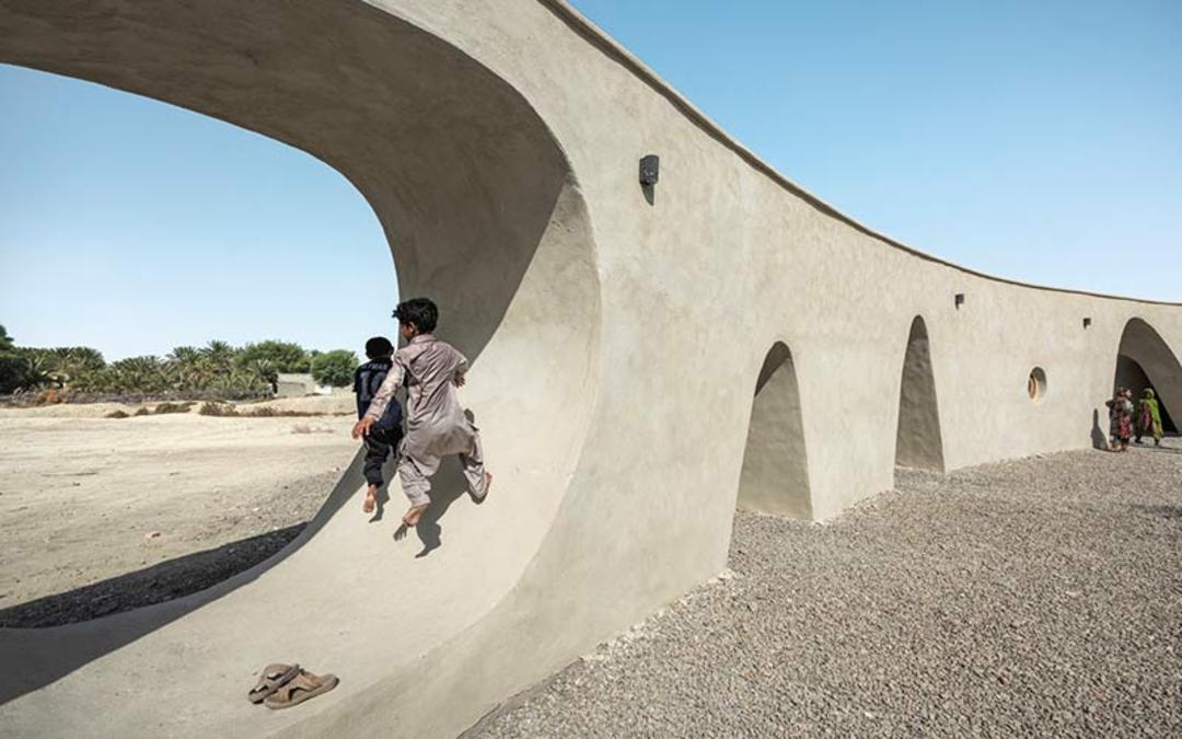 بازی کودکان در دبستان جدگال سیستان و بلوچستان، منبع عکس: archdaily.com، عکاس: نامشخص