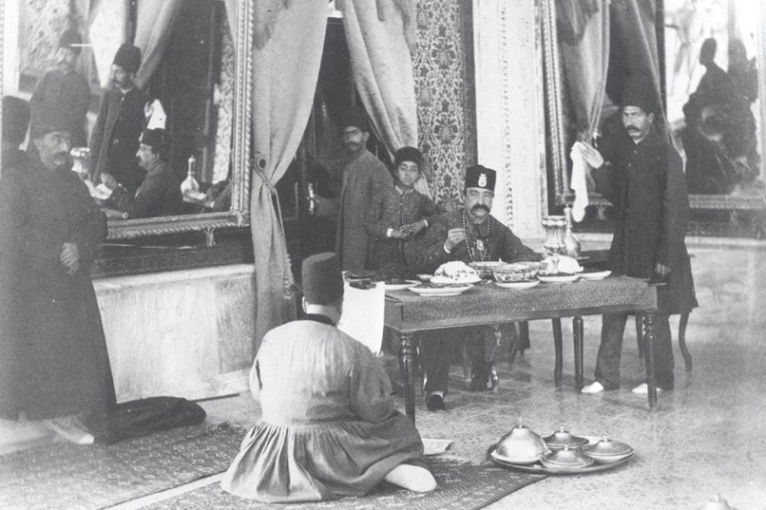 ناصرالدین شاه و میز غذا در عکس آلبوم خانه کاخ گلستان؛ منبع عکس: آلبوم خانه کاخ گلستان. عکاس: نامشخص