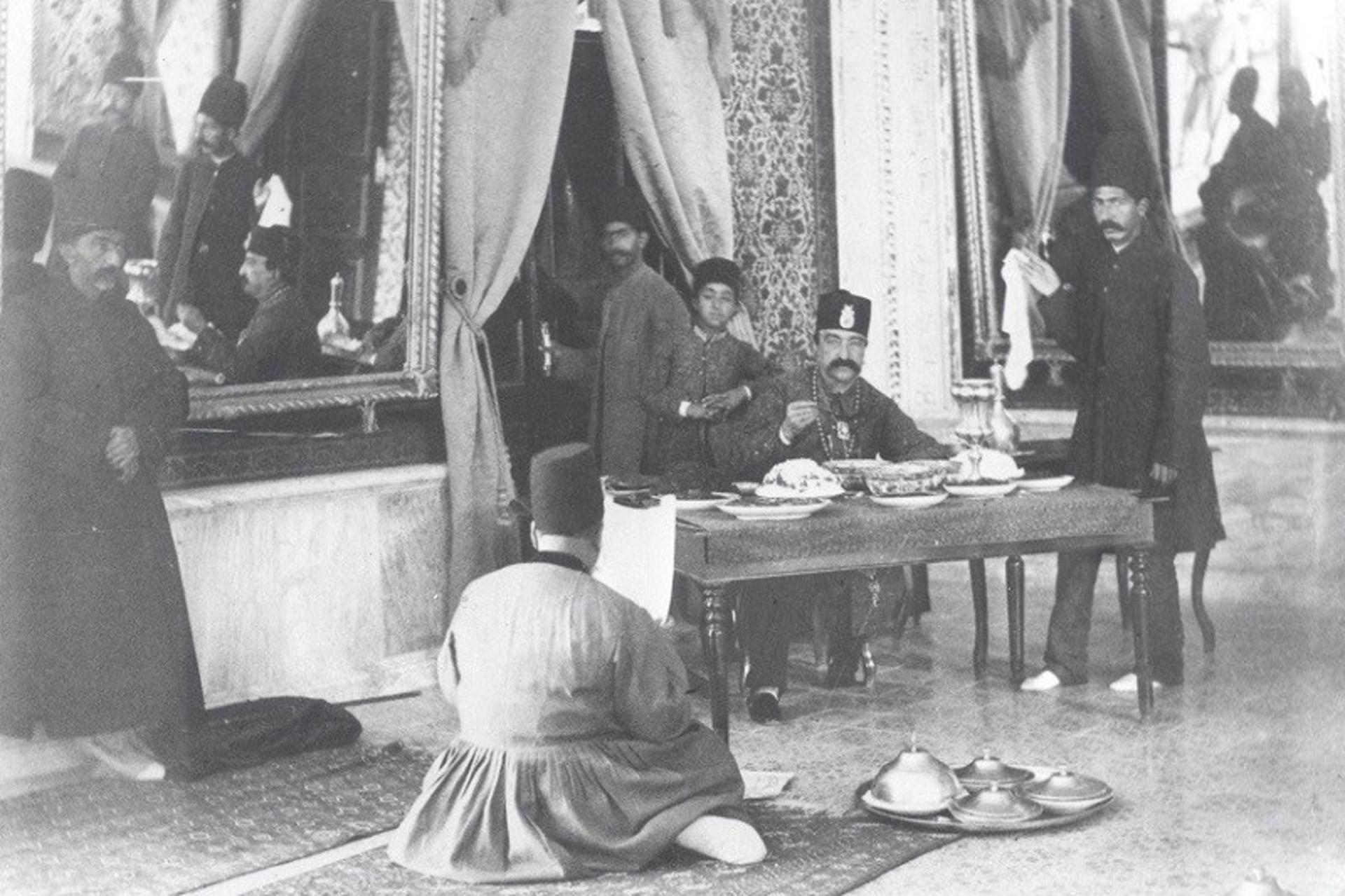 ناصرالدین شاه و میز غذا در عکس آلبوم خانه کاخ گلستان؛ منبع عکس: آلبوم خانه کاخ گلستان. عکاس: نامشخص