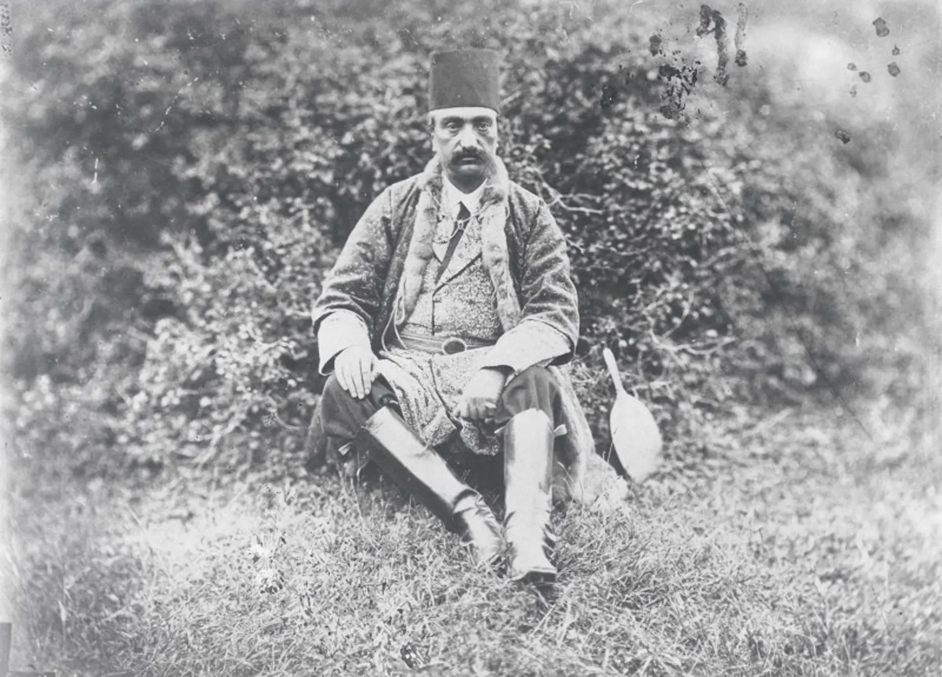 ناصرالدین شاه قاجار در عکس آلبوم خانه کاخ گلستان؛ منبع عکس: آلبوم خانه کاخ گلستان. عکاس: نامشخص