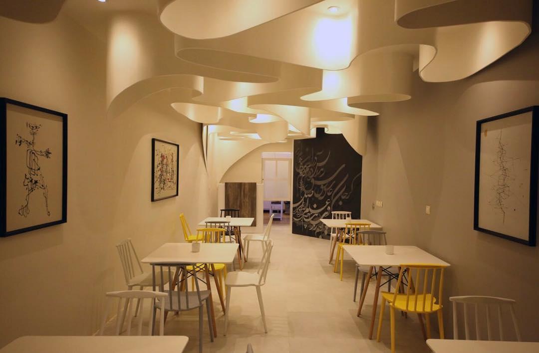 سالن کافه آبان شیراز؛ منبع عکس: اینستاگرام aban_cafegallery. عکاس: نامشخص
