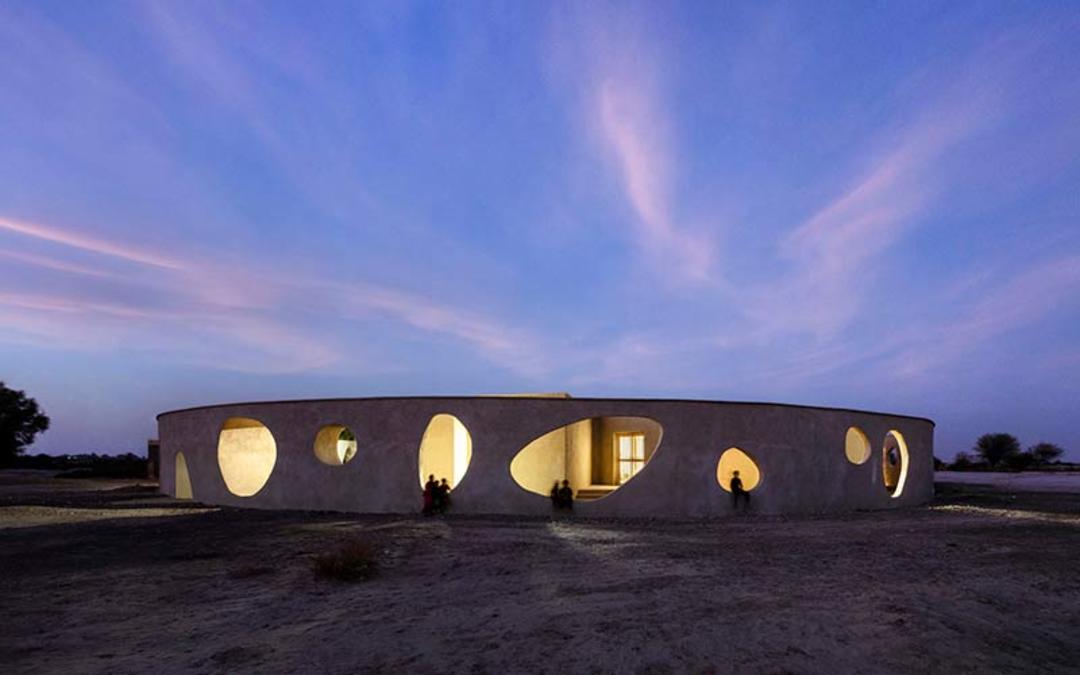 مدرسه جدگال سیستان و بلوچستان در شب، منبع عکس: archdaily.com، عکاس: نامشخص