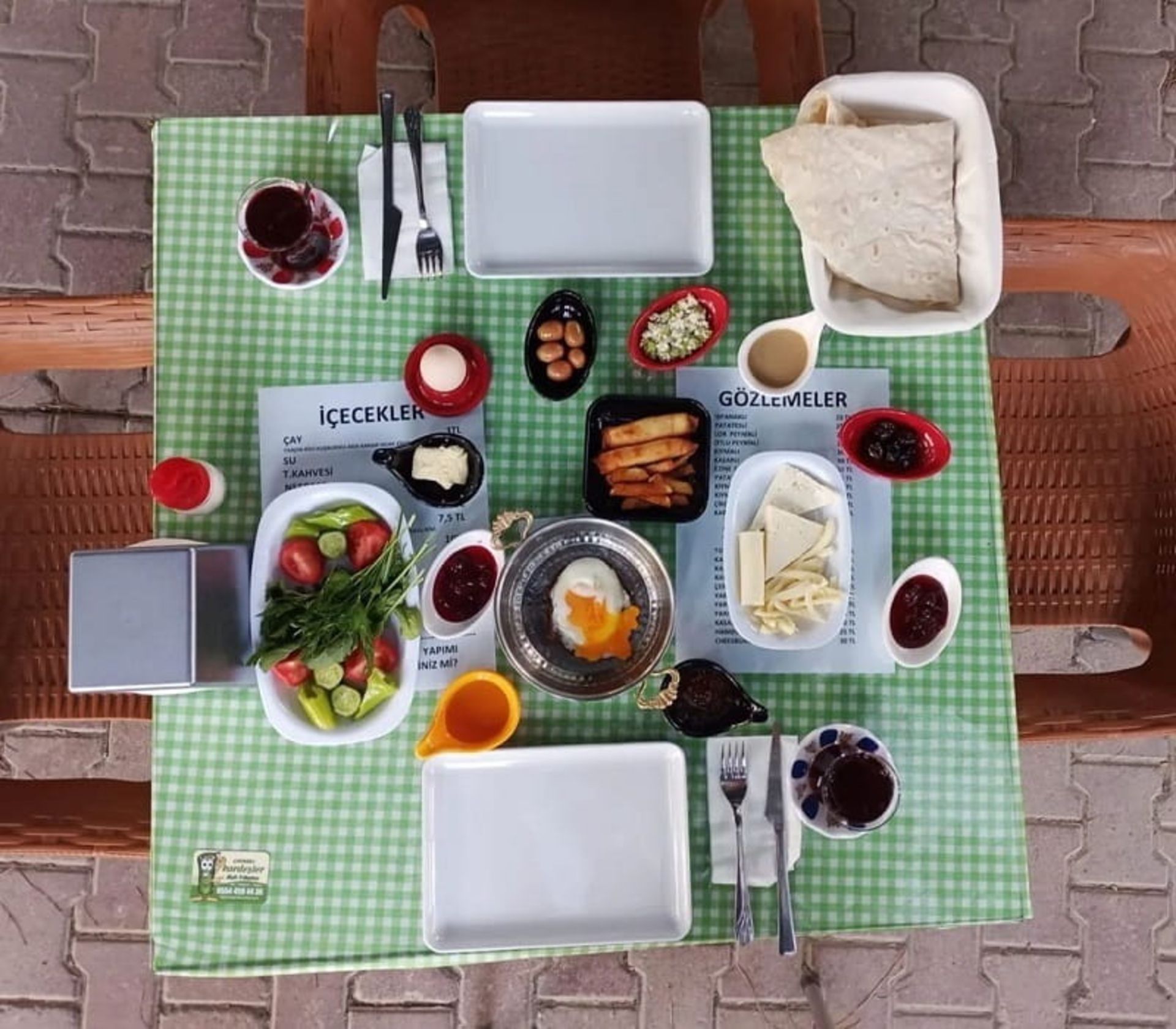 صبحانه چایخانه چاملا رالتی، منبع: صفحه اینستاگرام camlaralticandarli، عکاس: نامشخص