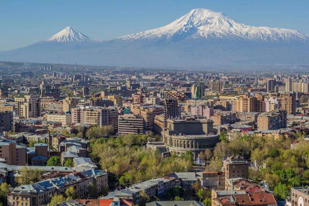 شهر ایروان در دامنه کوه آرارات، منبع عکس: ویکی مدیا، عکاس: Serouj Ourishian