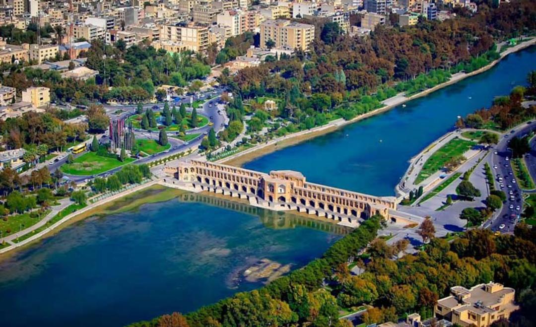 سه و سه پل اصفهان و زاینده رود از نمای بالا، منبع عکس: سایت Legendaryiran، عکاس: نامشخص