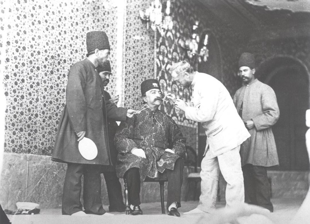 دندان پزشک در محضر ناصر الدین شاه قاجار در عکس آلبوم خانه کاخ گلستان؛ منبع عکس: آلبوم خانه کاخ گلستان. عکاس: نامشخص