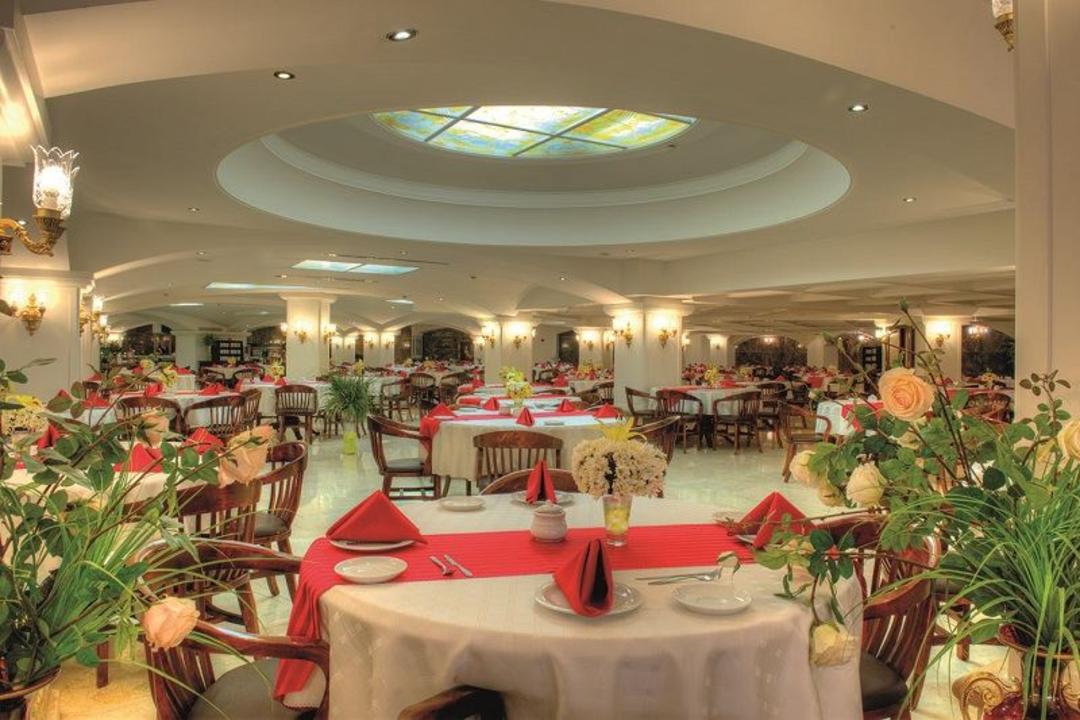 رستوران ضیافت هتل گلدن پالاس مشهد؛ منبع عکس: وب سایت Goldenpalacehotel.com. عکاس: نامشخص
