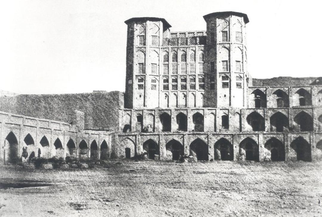 ساختمانی چهار طبقه در عکس آلبوم خانه کاخ گلستان؛ منبع عکس: آلبوم خانه کاخ گلستان. عکاس: نامشخص
