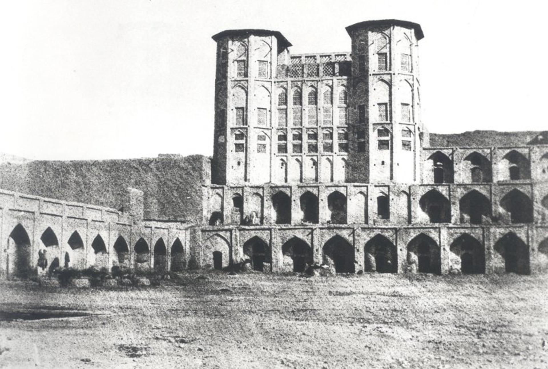 ساختمانی چهار طبقه در عکس آلبوم خانه کاخ گلستان؛ منبع عکس: آلبوم خانه کاخ گلستان. عکاس: نامشخص