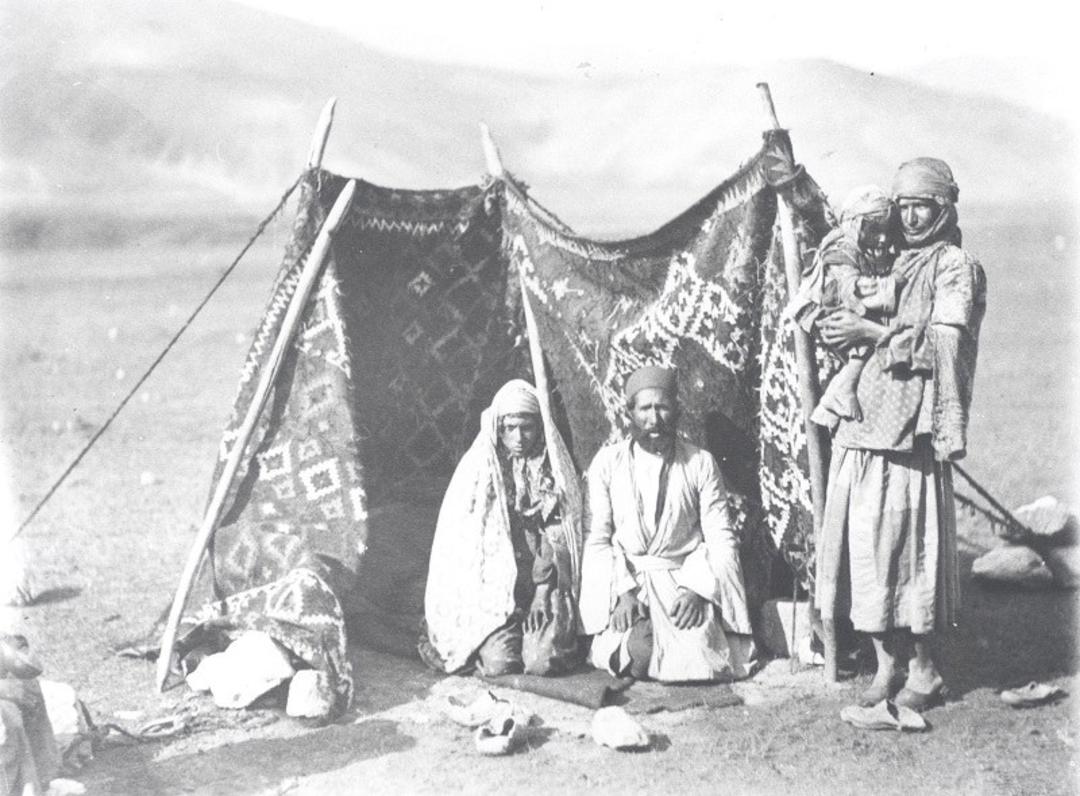 تصویر عروس و داماد در عکس آلبوم خانه کاخ گلستان؛ منبع عکس: آلبوم خانه کاخ گلستان. عکاس: نامشخص