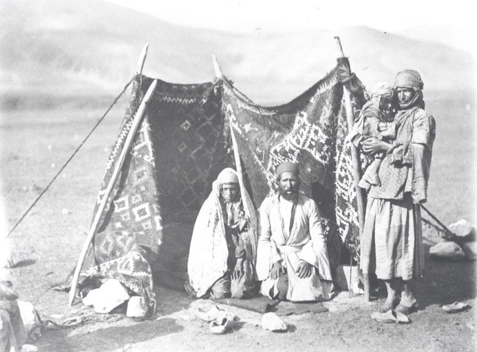 تصویر عروس و داماد در عکس آلبوم خانه کاخ گلستان؛ منبع عکس: آلبوم خانه کاخ گلستان. عکاس: نامشخص