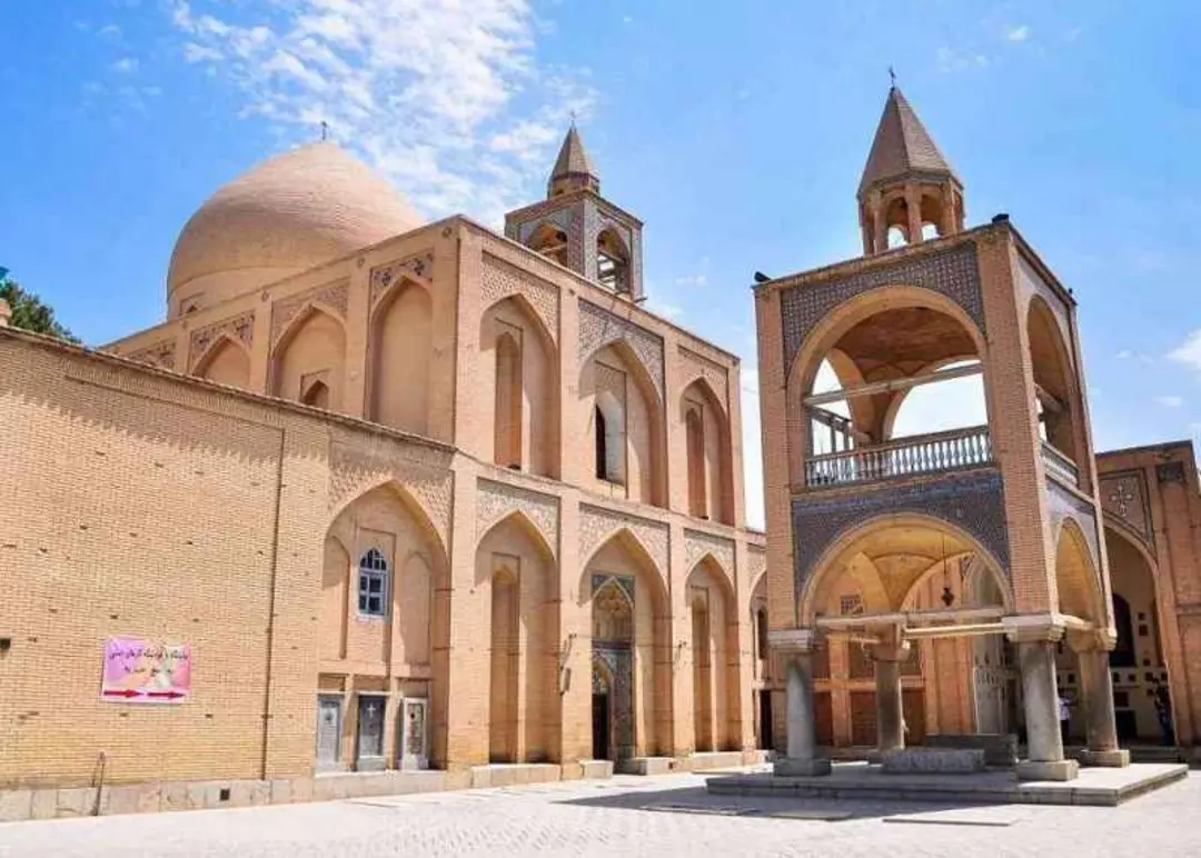 محوطه مقابل ورودی کلیسا وانک اصفهان