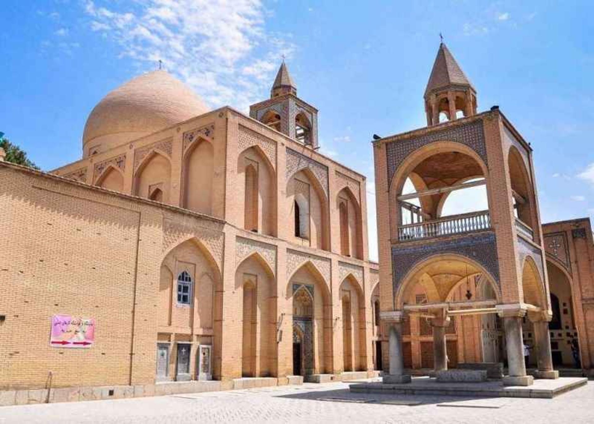 محوطه مقابل ورودی کلیسا وانک اصفهان