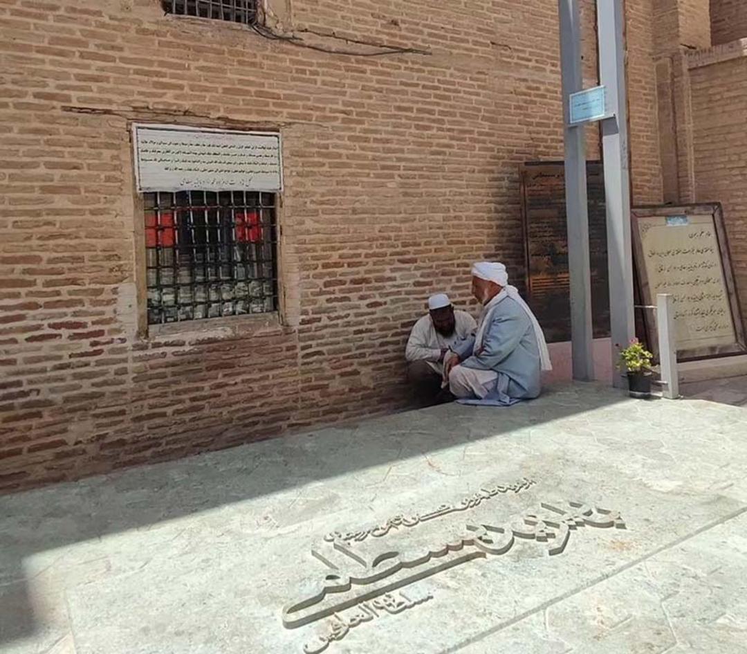 سنگ قبر آرامگاه بایزید بسطامی، منبع عکس: گوگل مپ، عکاس: مهدی حیدری