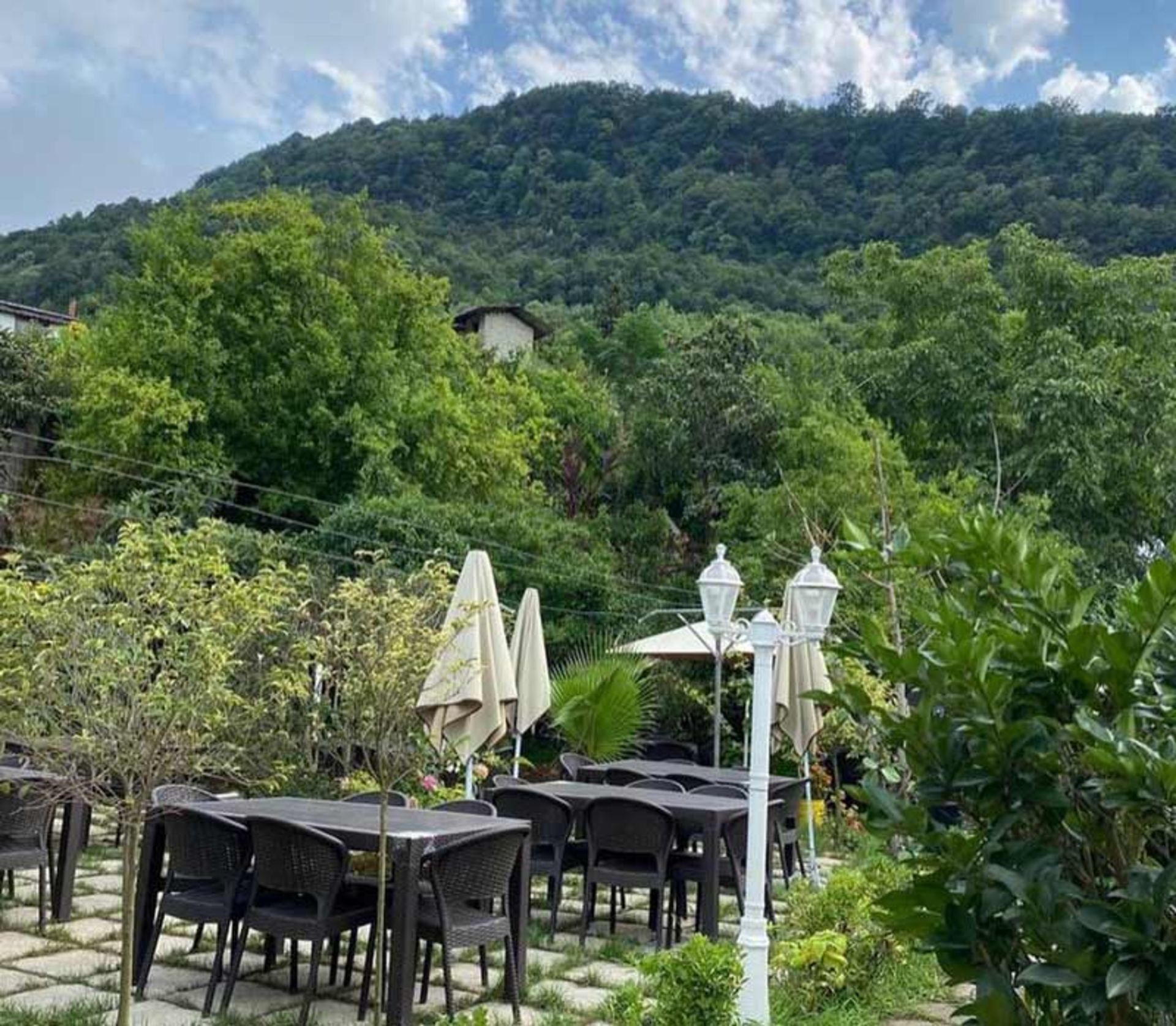 میز و صندلی باغ رستوران سنتی بانومارجان رامسر، منبع عکس: صفحه اینستاگرام banoomarjanrestaurant، عکاس: نامشخص