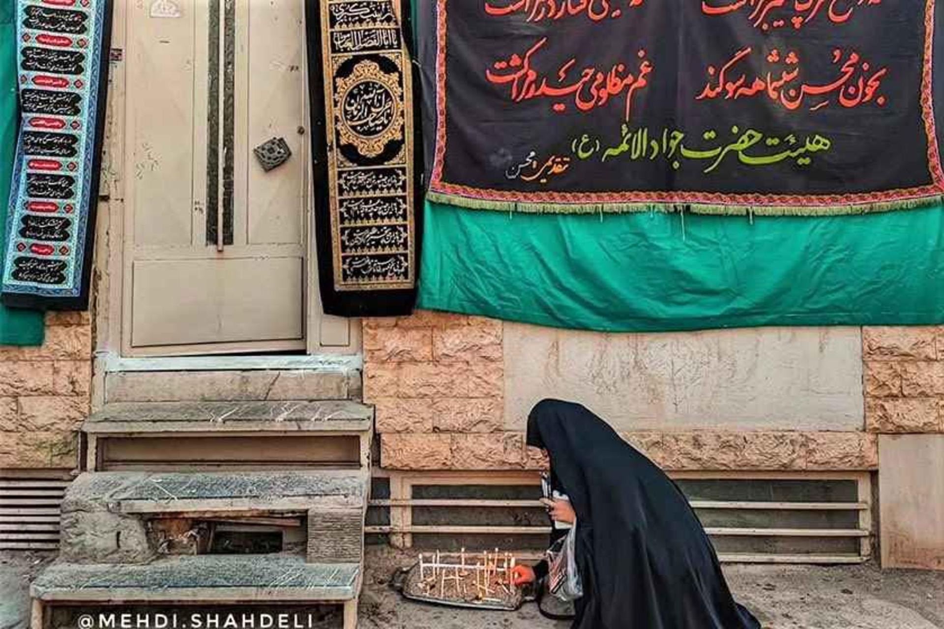 روشن کردن شمع در ۴۱ منبر اصفهان، منبع عکس: اینستاگرام mehdi.shahdeli@، عکاس: مهدی شاهدلی 