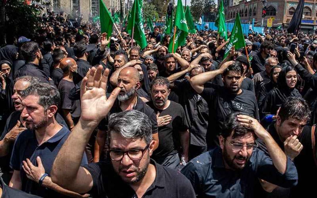دسته عزاداری در محرم، منبع عکس: nytimes.com، عکاس: آرش خاموشی