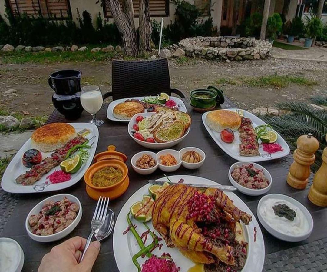 مرغ شکم پر و کباب رستوران هانی رامسر، منبع عکس: صفحه اینستاگرام restaurant_hani_ramsar@، عکاس: نامشخص