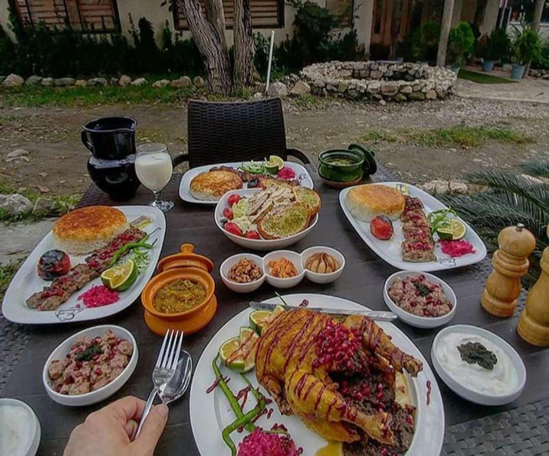 مرغ شکم پر و کباب رستوران هانی رامسر، منبع عکس: صفحه اینستاگرام restaurant_hani_ramsar@، عکاس: نامشخص