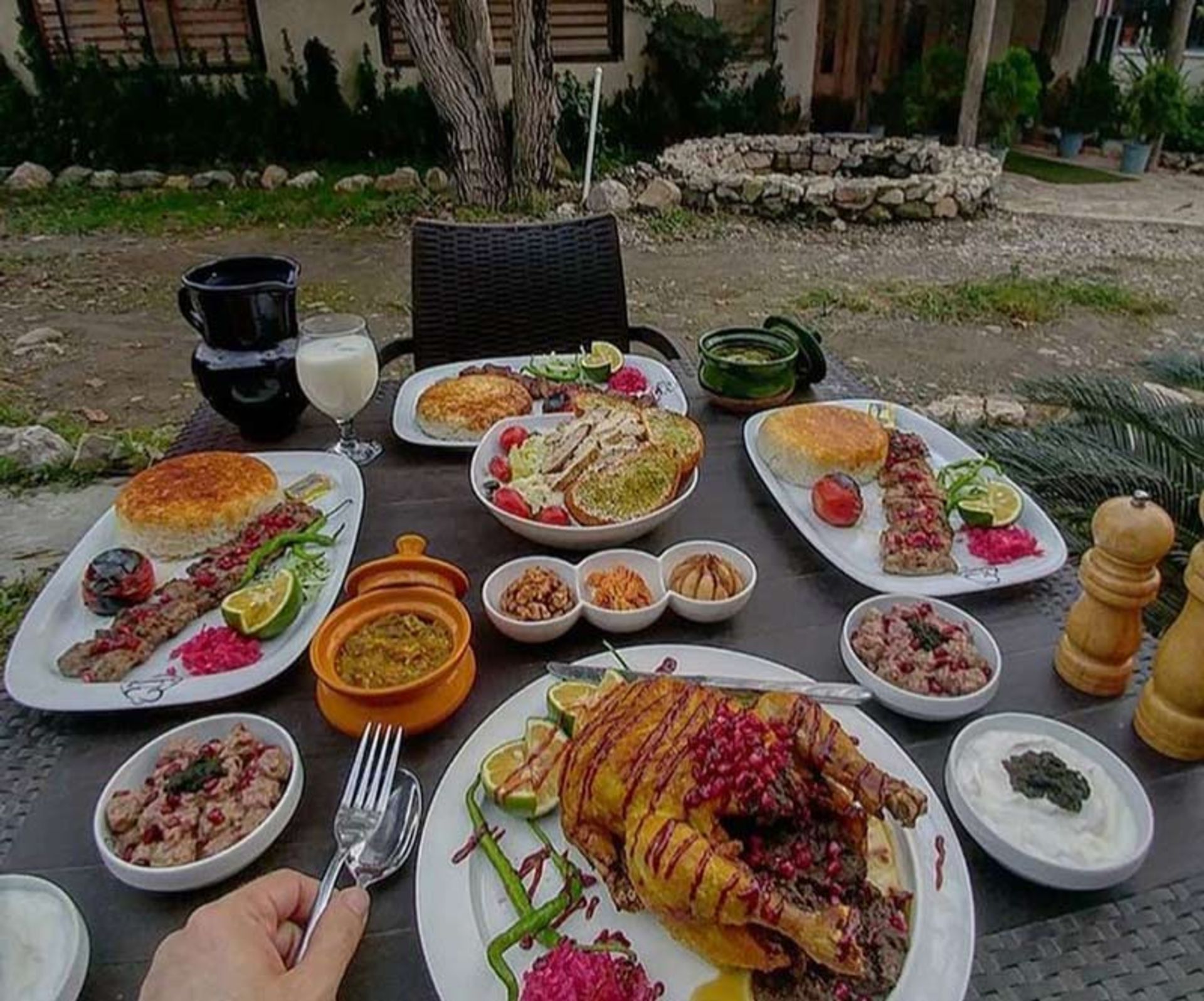مرغ شکم پر و کباب رستوران هانی رامسر، منبع عکس: صفحه اینستاگرام restaurant_hani_ramsar@، عکاس: نامشخص