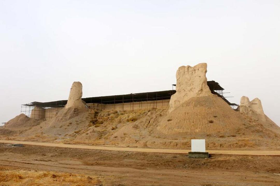 نمای دور ارگ کهندژ توس، منبع عکس میراث خراسان رضوی، عکاس: نامشخص