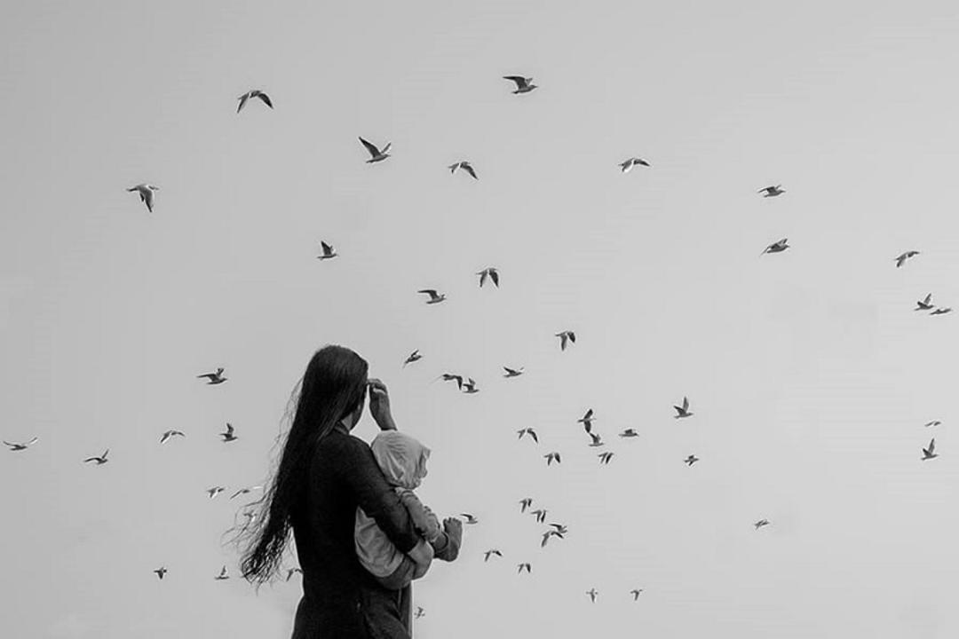 مادر و کودک در عکاسی خیابانی در هند ؛ منبع عکس: وب سایت 121clicks.com. عکاس: Prashant Godbole