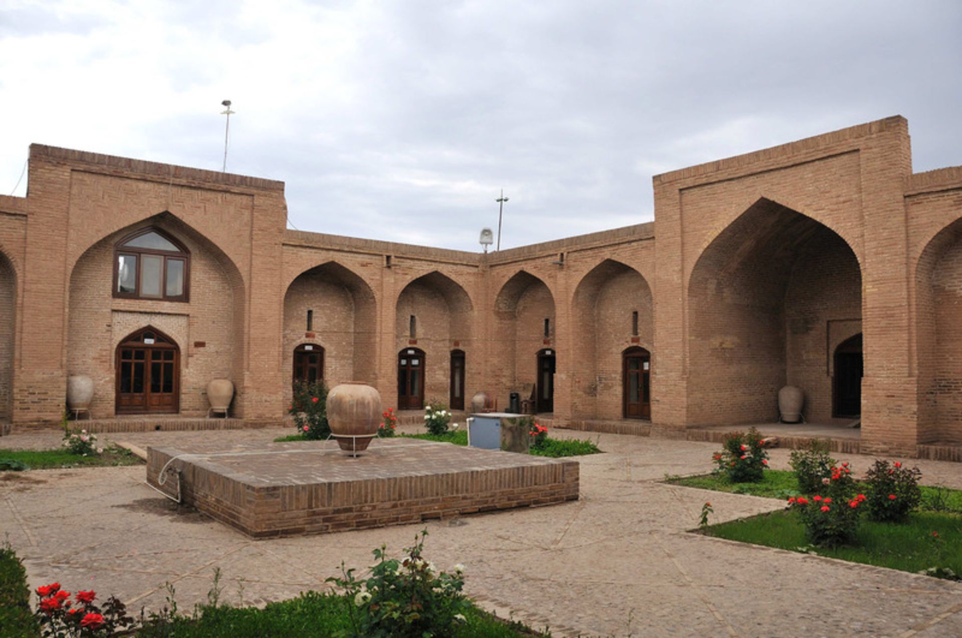 حیاط رباط جام، منبع عکس: میراث فرهنگی خراسان، عکاس: نامشخص