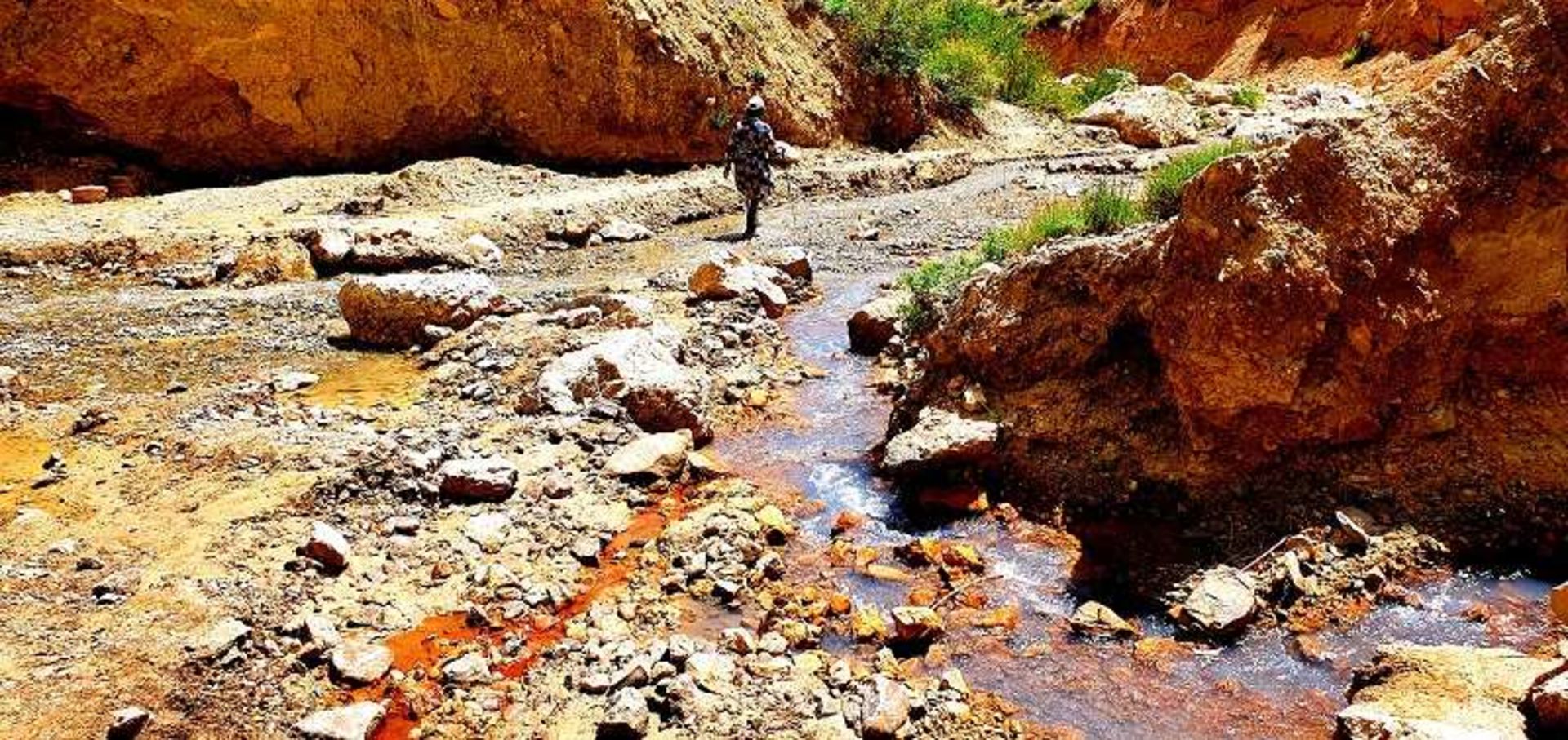 چشمه هفت رنگ مجن؛ منبع عکس: گوگل مپ؛ عکاس: علی بیرجندی نژاد