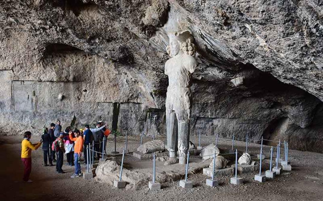 بازدید گردشگران از مجسمه شاپور اول