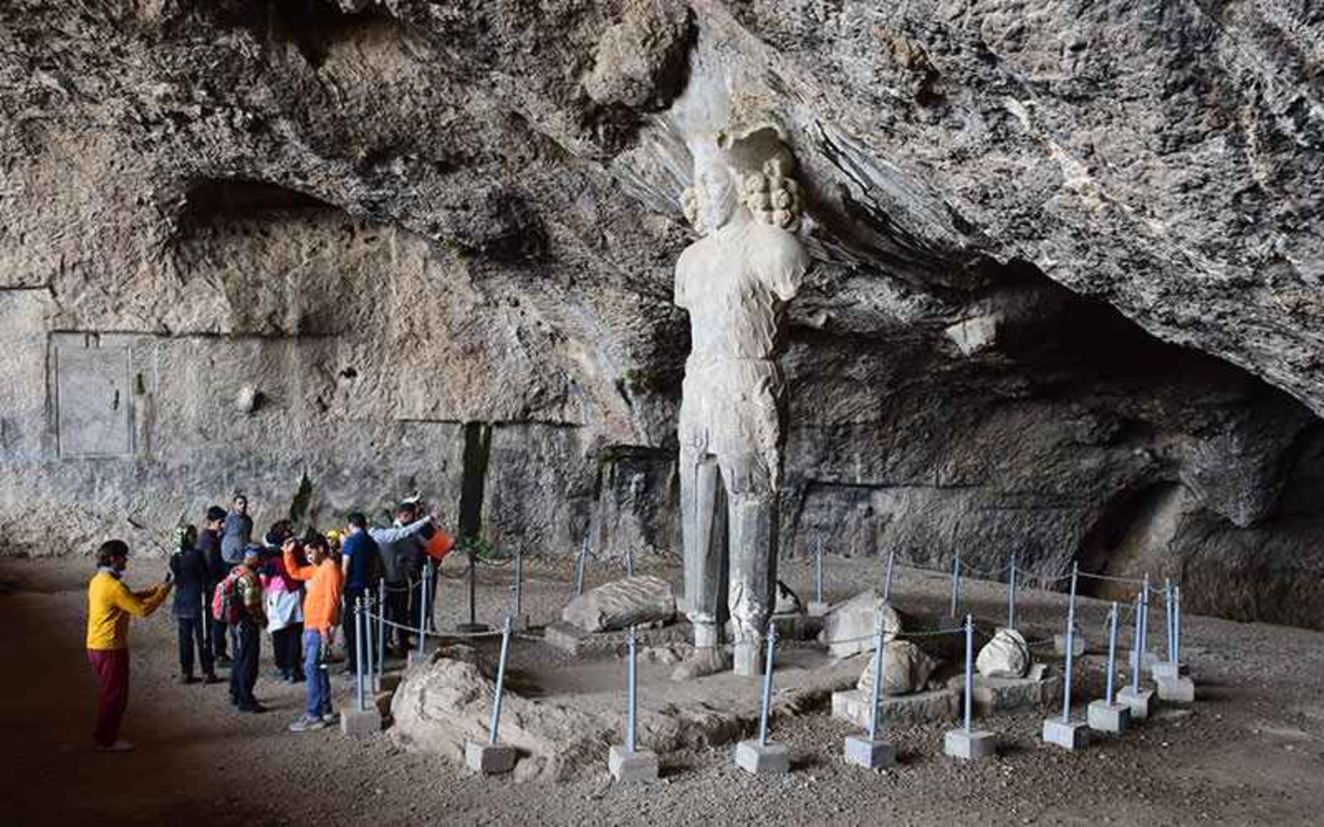 بازدید گردشگران از مجسمه شاپور اول