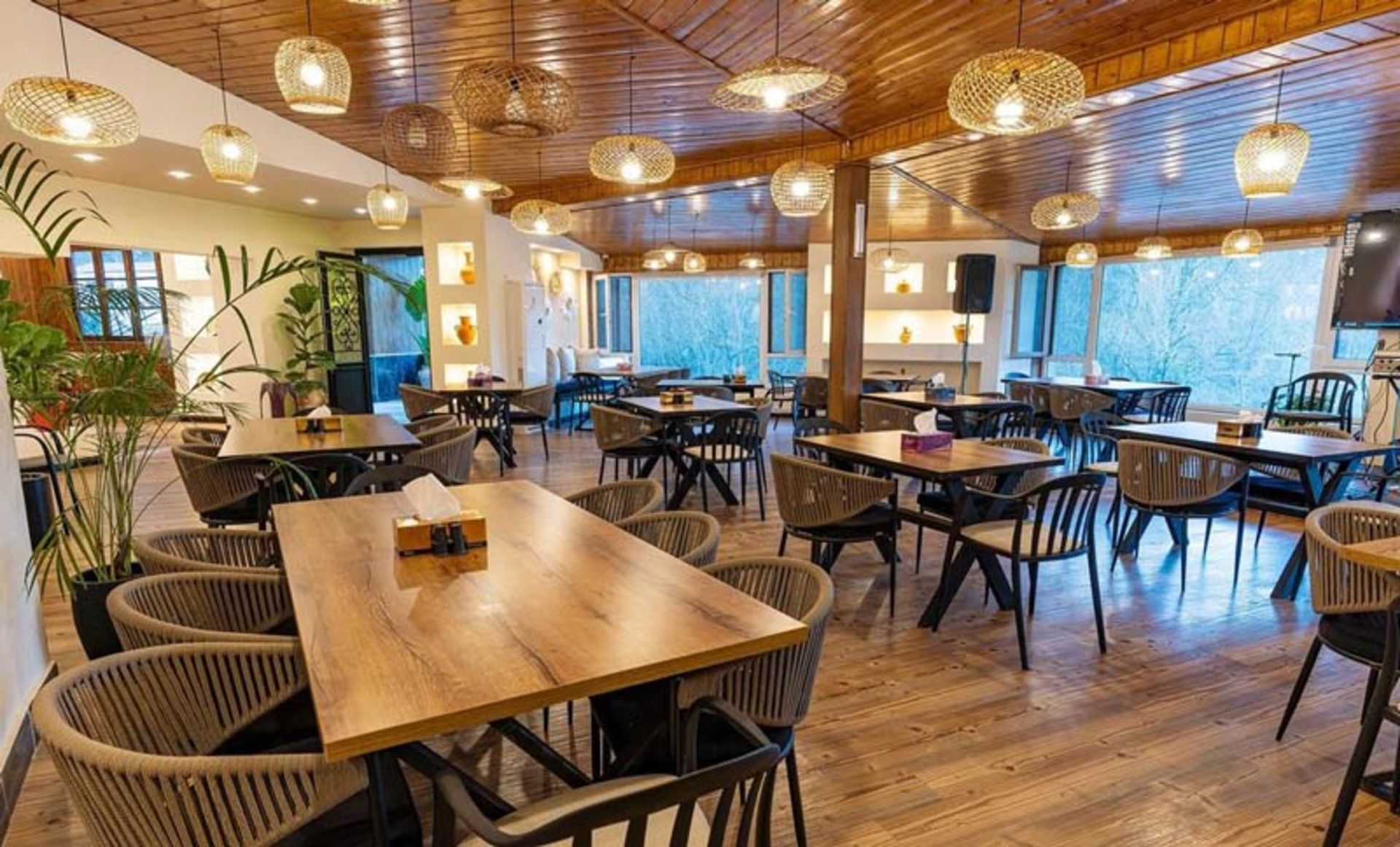 محوطه داخلی رستوران ریحون رامسر، منبع عکس: صفحه اینستاگرام restaurant_reyhoon_kia، عکاس: نامشخص