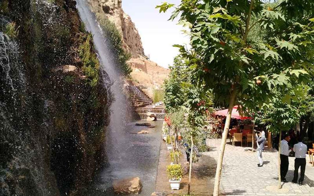 گردشگران در آبشار ارژن، منبع عکس: گوگل مپ، عکاس: امین طباطبایی