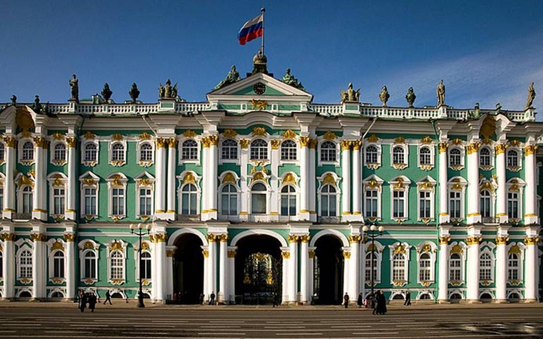 ورودی موزه هرمیتاژ روسیه، منبع عکس: saint-petersburg.com، عکاس: نامشخص