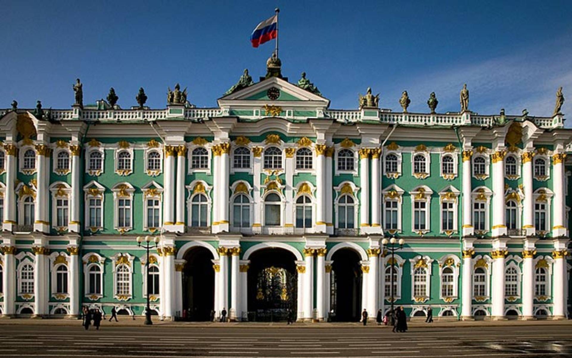 ورودی موزه هرمیتاژ روسیه، منبع عکس: saint-petersburg.com، عکاس: نامشخص