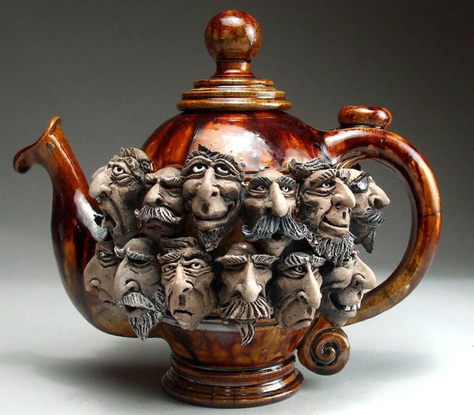 سر انسان روی بدنه قوری