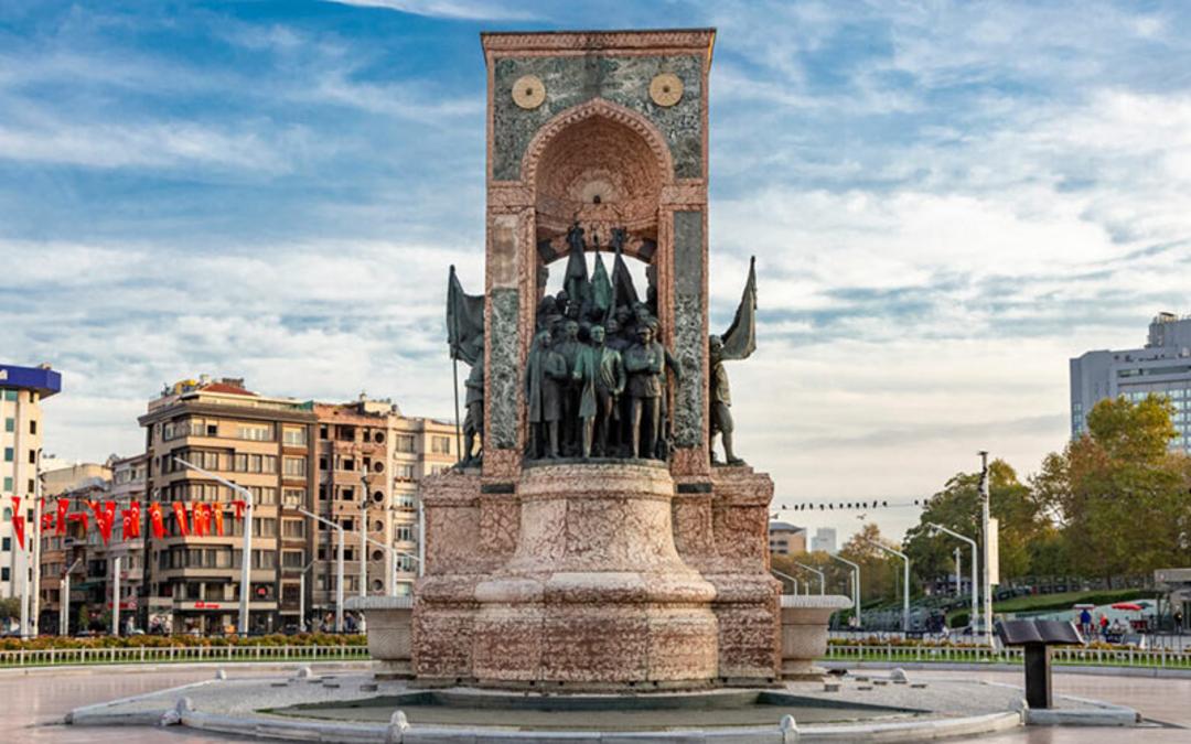 نماد جمهوریت در میدان تکسیم