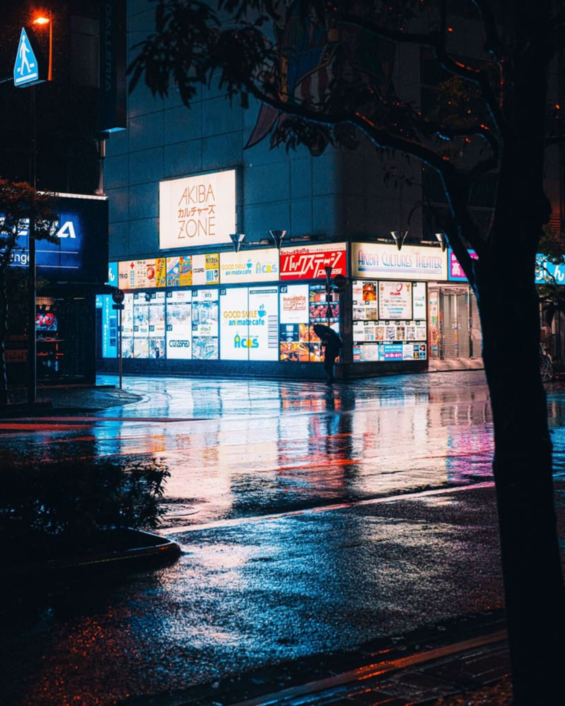 ساختمانی روشن در شب بارانی آکیهابارا توکیو