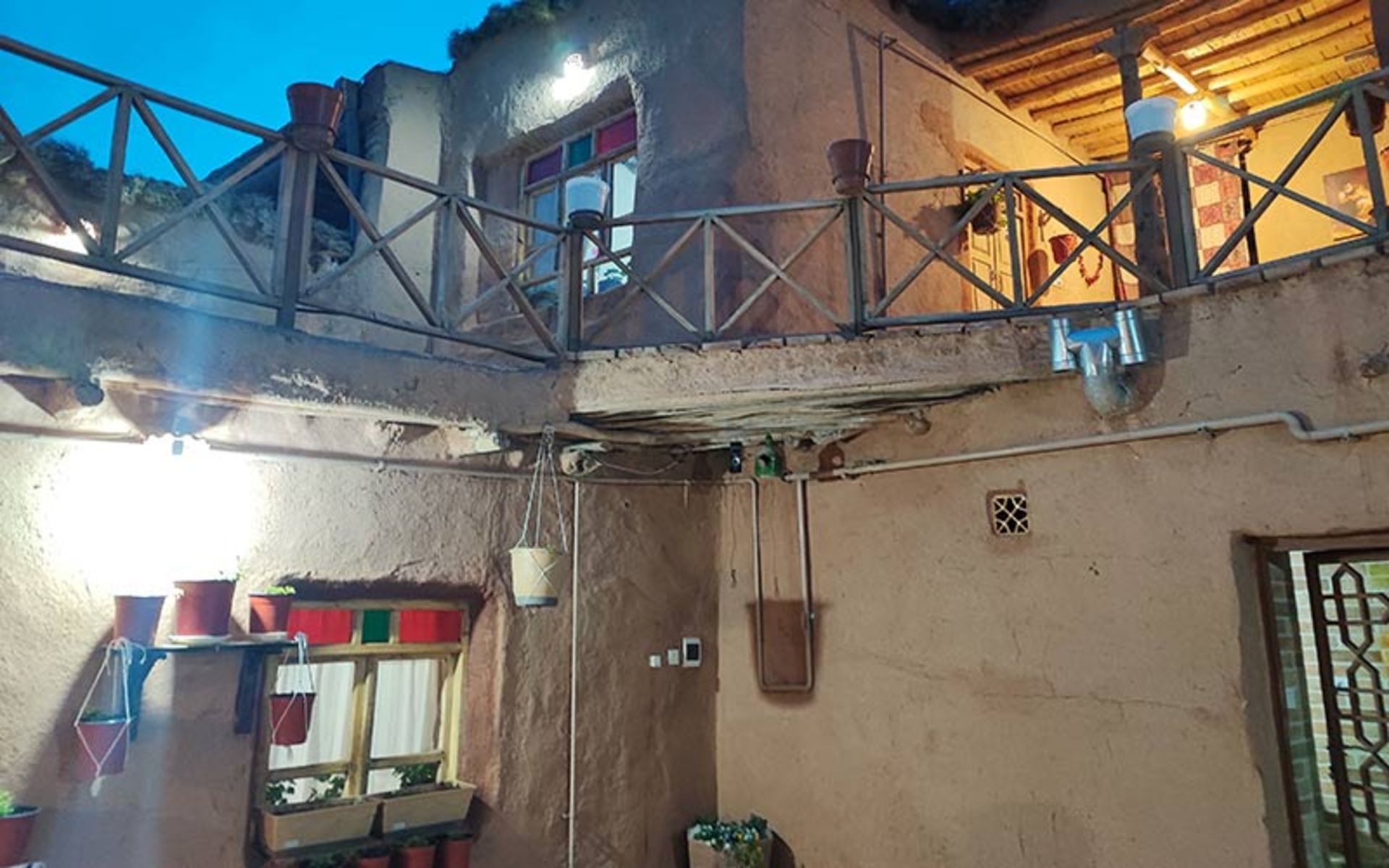 حیاط اقامتگاه بوم گردی یادگار مجن، منبع عکس: گوگل مپ، عکاس: سعید مروارید 