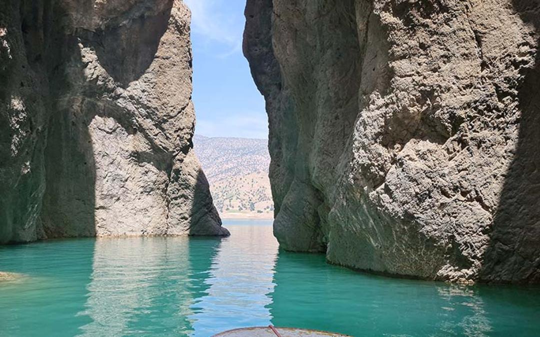 تنگه قاسمی بین صخره ها، منبع عکس: گوگل مپ، عکاس: ناصر صرفی 