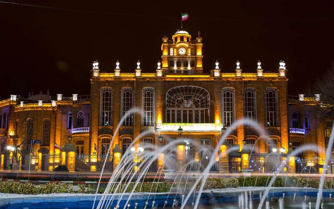 عمارت شهرداری تبریز در شب