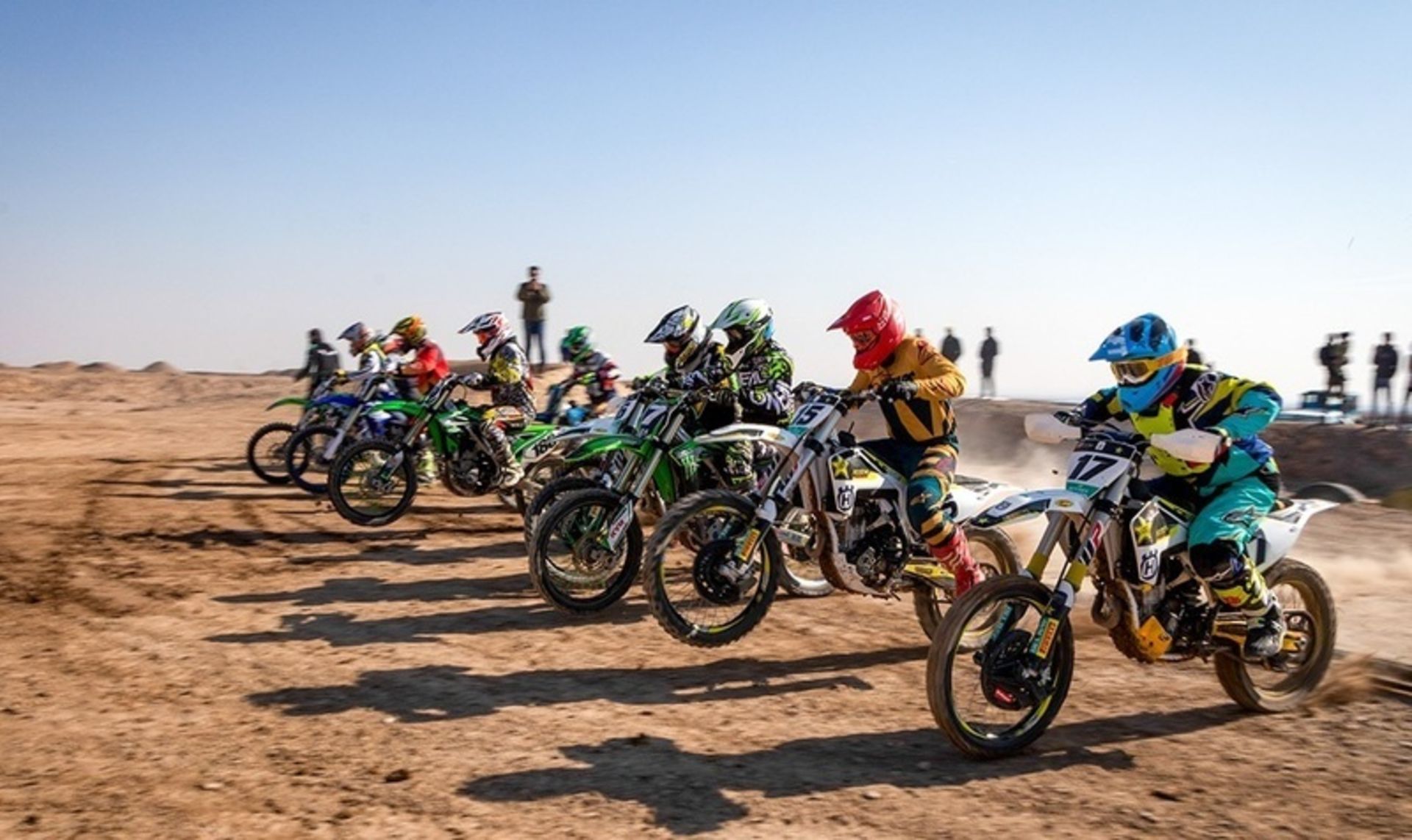 چندین موتورسوار در پیست سرخه حصار، منبع عکس: منبع عکس: motobazar، عکاس: نامشخص