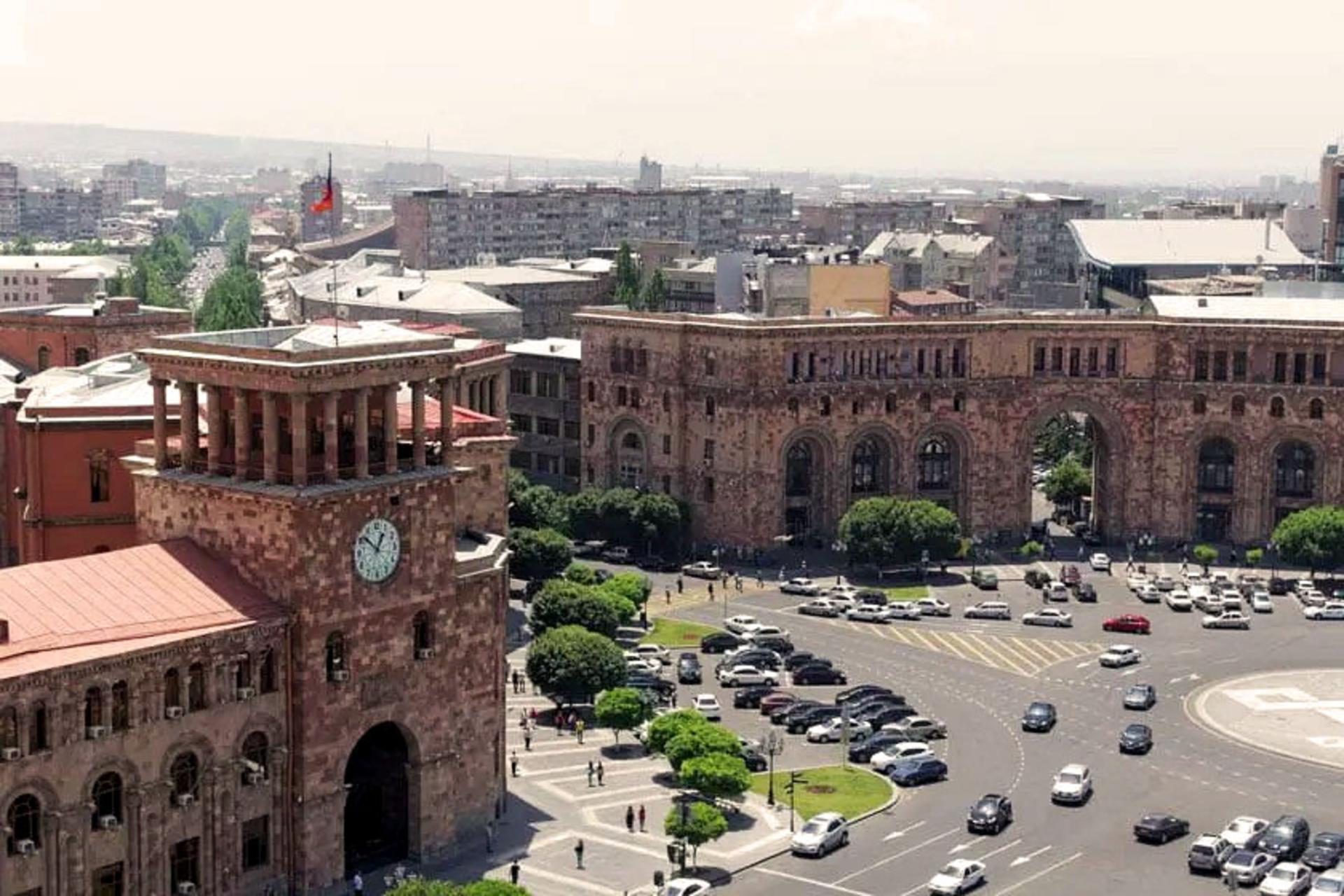 گردشگران در میدان جمهوری ایروان، منبع عکس: ویکی مدیا، عکاس: Vyacheslav Argenberg