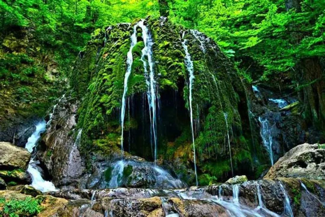 دورنمایی از آبشار اسپه او بهشهر؛ منبع عکس: vila-behshahr، نام عکاس: نامشخص