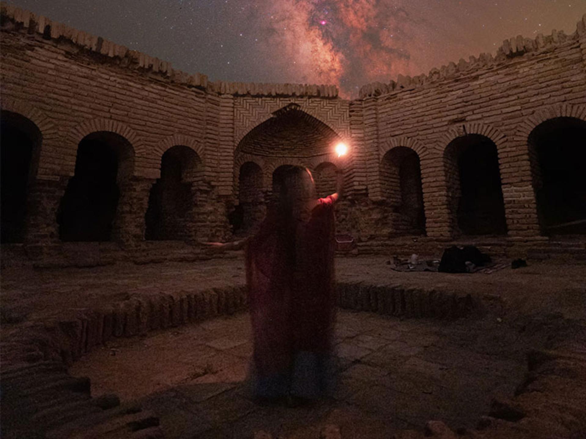 زنی در تاریکی یک کاروانسرای ایرانی، منبع عکس: benjaminbarakat.com، عکاس: Benjamin Barakat