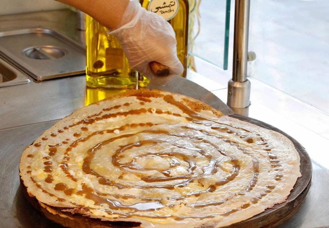 نان تمشی هرمزگان با سس مهیاوه، منبع عکس: صفحه اینستاگرام tomshi.food، عکاس: نامشخص