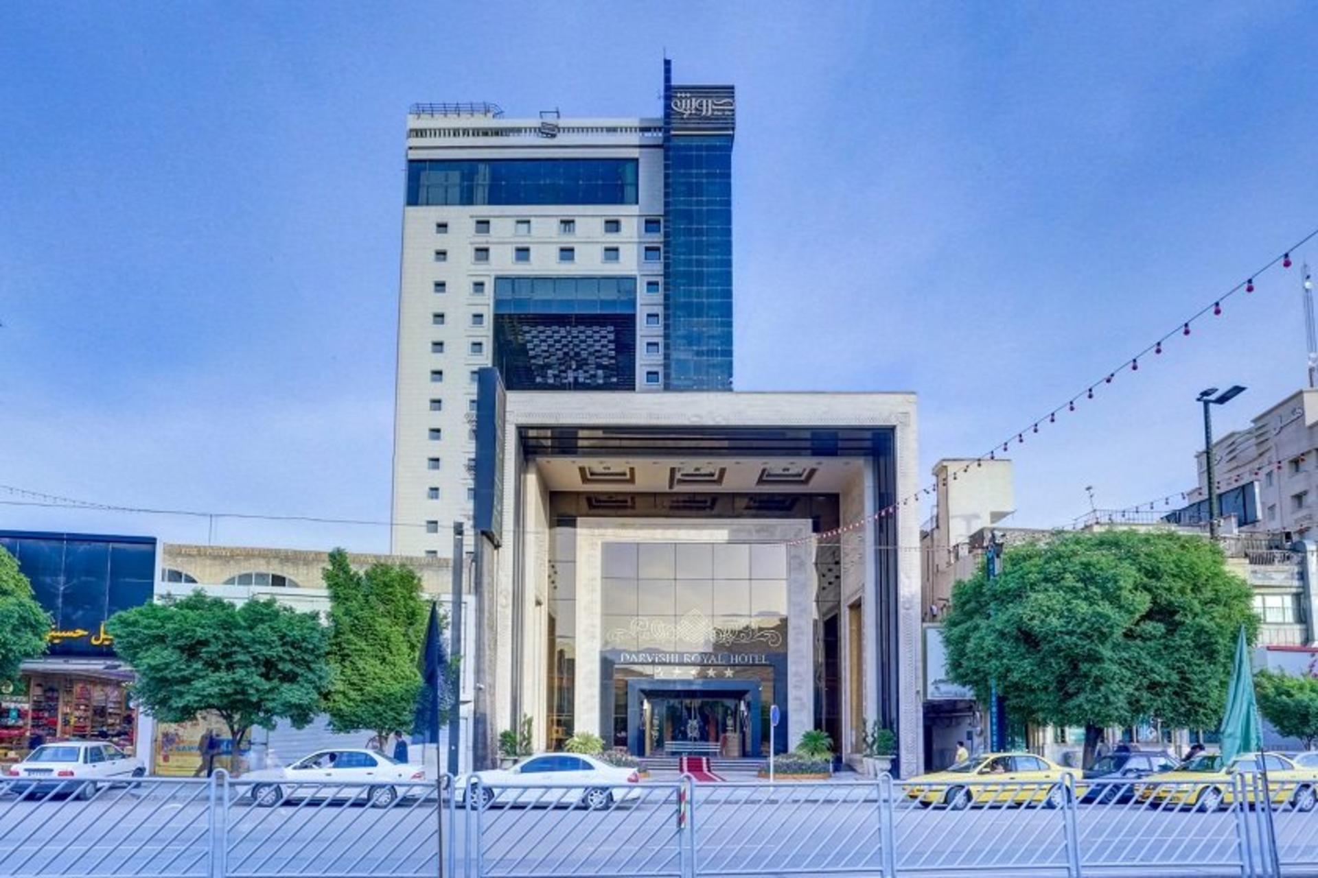 هتل درویشی مشهد از داخل خیابان؛ منبع عکس: وب سایت Merajstudent.com. عکاس: نامشخص